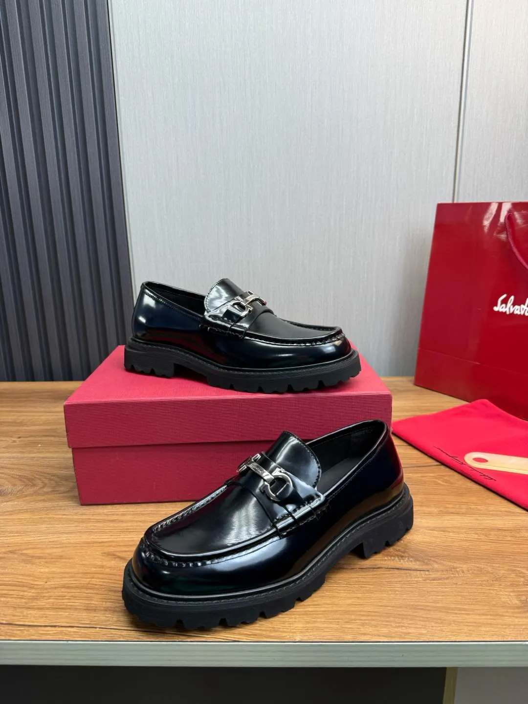 Men's shoes 💰880💰 Ferragamo. [Ferragamo] men's thick-soled loafers, the latest hot style, 1:1 original purchase quality, top quality, imported open-edge beaded cowhide leather on the upper, hand-made three-dimensional stitching highlights the round toe design, the inner foot pads are all imported cowhide, with original lightweight foam outsole, matching code 39-44, (38, 45 custom-made, non-refundable)